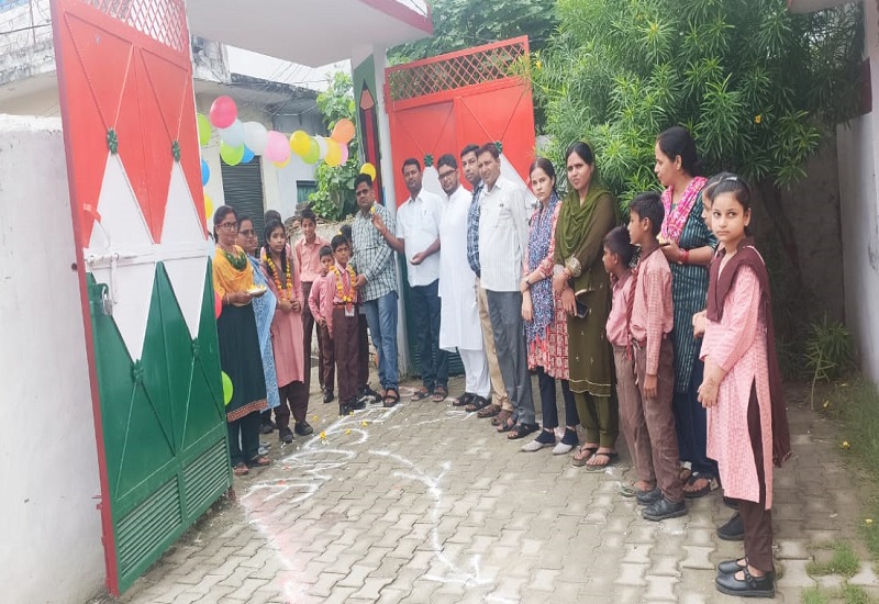रामपुर : स्कूल पहुंचने पर शिक्षकों ने बच्चों  के रोली लगाकर किया टीका, खुशी की लहर